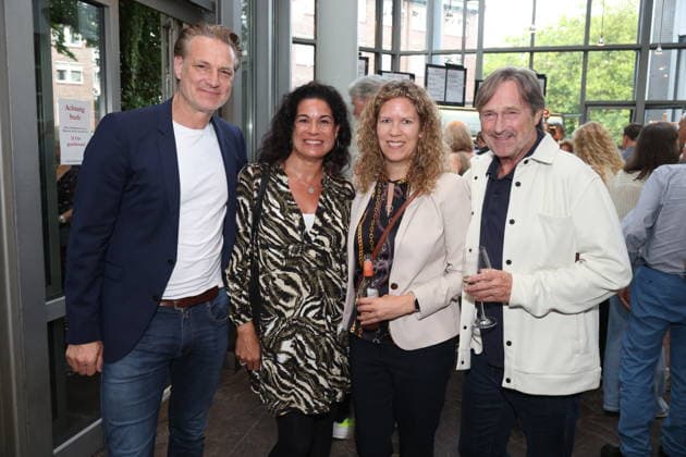 Ralf Stech mit Caroline Kiesewetter sowie Sabrina Böcker mit Helmut Zierl bei der Premiere der Komödie Bis dass der Tod, Komödie Winterhuder Fährhaus Hamburg. In dem Theaterstück geht um einen tollpatschigen Auftragskiller, der von verschiedenen Angehörigen einer Familie beauftragt wird, den jeweils anderen umzubringen. Der einzige Grund: dem Erben oder der Erbin winkt ein Millionenvermögen, Hamburg 31.7.2026 *** Ralf Stech with Caroline Kiesewetter and Sabrina Böcker with Helmut Zierl at the premiere of the comedy *Bis dass der Tod*, Winterhuder Fährhaus Comedy Theater, Hamburg. The play is about a clumsy hitman who is hired by various members of a family to kill each other. The only reason: the heir stands to inherit a fortune worth mil