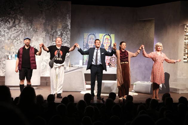 Bürger Lars Dietrich, Ulrich Bähnk, Hans-Werner Meyer, Jacqueline Macaulay und Katharina Abt bei der Premiere der Komödie Bis dass der Tod, Komödie Winterhuder Fährhaus Hamburg. In dem Theaterstück geht um einen tollpatschigen Auftragskiller, der von verschiedenen Angehörigen einer Familie beauftragt wird, den jeweils anderen umzubringen. Der einzige Grund: dem Erben oder der Erbin winkt ein Millionenvermögen, Hamburg 31.7.2026 *** Bürger Lars Dietrich, Ulrich Bähnk, Hans Werner Meyer, Jacqueline Macaulay, and Katharina Abt at the premiere of the comedy *Bis dass der Tod*, Winterhuder Fährhaus Comedy Theater, Hamburg. The play is about a clumsy hitman who is hired by various members of a family to kill each other. The only reason is that