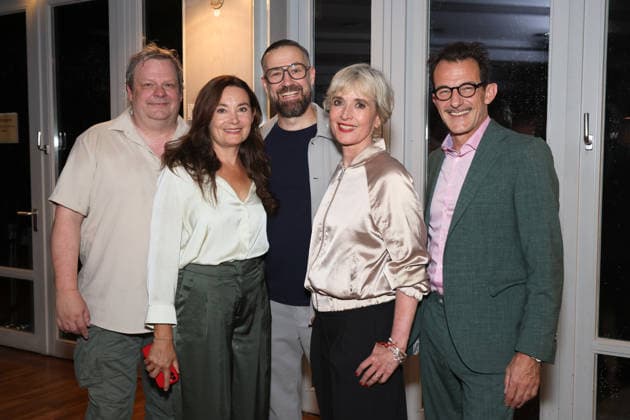 Ulrich Bähnk, Jacqueline Macaulay, Bürger Lars Dietrich, Katharina Abt und Hans-Werner Meyer bei der Premierenfeier der Komödie Bis dass der Tod, Komödie Winterhuder Fährhaus Hamburg. In dem Theaterstück geht um einen tollpatschigen Auftragskiller, der von verschiedenen Angehörigen einer Familie beauftragt wird, den jeweils anderen umzubringen. Der einzige Grund: dem Erben oder der Erbin winkt ein Millionenvermögen, Hamburg 31.7.2026 *** Ulrich Bähnk, Jacqueline Macaulay, Bürger Lars Dietrich, Katharina Abt, and Hans Werner Meyer at the premiere celebration for the comedy *Bis dass der Tod*, Winterhuder Fährhaus Comedy Theater, Hamburg. The play is about a clumsy hitman who is hired by various members of a family to kill each other. The o