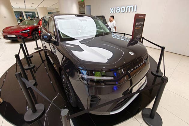 Xiaomi SKYNOMAD SUV Vehicle SHANGHAI, CHINA - AUGUST 1, 2026 - The newly released SKYNOMAD SUV new energy vehicle by Xiaomi showcased in the flagship store of Xiaomi Home, Shanghai, China on August 1, 2026. Shanghai Shanghai China  Copyright: xCFOTOx i1785605232901