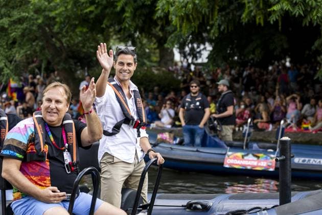 AMSTERDAM - Prime Minister Rob Jetten waves to visitors during the Canal Parade. The boat parade is traditionally part of the Pride celebrations in the capital. SEM VAN DER WAL ANP netherlands out - belgium out  Copyright: xx x564681816x originalFilename: 564681816.jpg