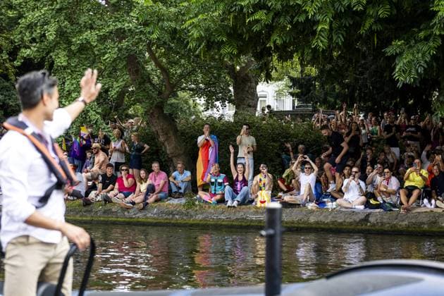AMSTERDAM - Prime Minister Rob Jetten waves to visitors during the Canal Parade. The boat parade is traditionally part of the Pride celebrations in the capital. SEM VAN DER WAL ANP netherlands out - belgium out  Copyright: xx x564681768x originalFilename: 564681768.jpg