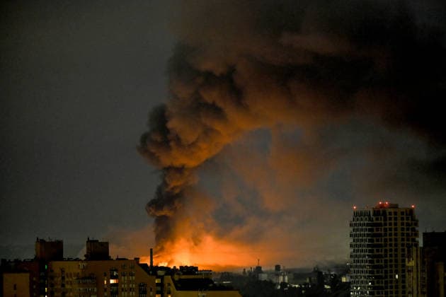 A plume of thick black smoke rises from a fire caused by the impact of an overnight Russian missile attack, Kyiv, Ukraine, August 1, 2026. (Photo by Yevhen Kotenko Ukrinform) Russian troops strike Kyiv with ballistic missiles again  Copyright: xEVGEN_KOTENKOx
