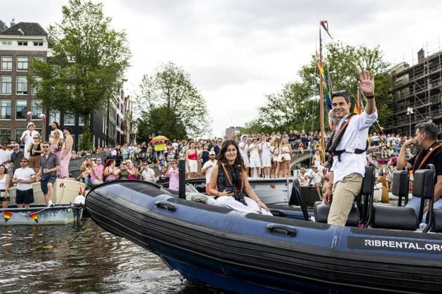 AMSTERDAM - Prime Minister Rob Jetten waves to visitors during the Canal Parade. The boat parade is traditionally part of the Pride celebrations in the capital. SEM VAN DER WAL ANP netherlands out - belgium out  Copyright: xx x564682426x originalFilename: 564682426.jpg