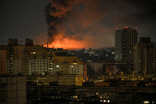 Russian Troops Strike Kyiv With Ballistic Missiles Again - Ukraine A plume of thick black smoke rises from a fire caused by the impact of an overnight Russian missile attack, Kyiv, Ukraine, August 1, 2026. Photo by Yevhen Kotenko Ukrinform ABACAPRESS.COM Kyiv Ukraine  Copyright: xUkrinform ABACAx