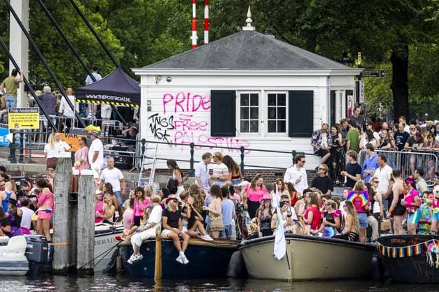 AMSTERDAM - Crowd during the Canal Parade. The boat parade is traditionally part of the Pride celebrations in the capital. RAMON VAN FLYMEN ANP netherlands out - belgium out  Copyright: xx x564682696x originalFilename: 564682696.jpg