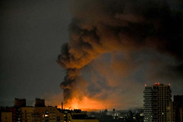 Russian Troops Strike Kyiv With Ballistic Missiles Again - Ukraine A plume of thick black smoke rises from a fire caused by the impact of an overnight Russian missile attack, Kyiv, Ukraine, August 1, 2026. Photo by Yevhen Kotenko Ukrinform ABACAPRESS.COM Kyiv Ukraine  Copyright: xUkrinform ABACAx