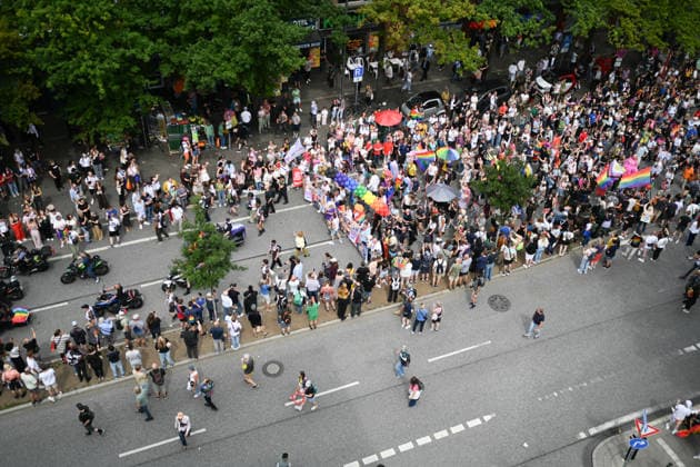Christopher Street Day Hamburg 2026. Tausende Besucher beim CSD. Der Hamburger Christopher Street Day zieht bundesweit Aufmerksamkeit auf sich. Die Veranstalter erwarten Hunderttausende Teilnehmende. Mit 150 angemeldeten Gruppen ist es der bisher größte CSD in Hamburg, begleitet von einem erhöhten Sicherheitsaufgebot als im Vorjahr. Hamburg Niedersachsen Deutschland *** Christopher Street Day Hamburg 2026: Thousands of Visitors at CSD Hamburg’s Christopher Street Day is drawing nationwide attention. Organizers expect hundreds of thousands of participants. With 150 registered groups, it is the largest CSD in Hamburg to date, accompanied by a larger security presence than last year Hamburg Lower Saxony Germany Copyright: xdiebildwerftx