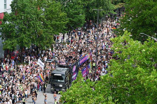 Christopher Street Day Hamburg 2026. Tausende Besucher beim CSD. Der Hamburger Christopher Street Day zieht bundesweit Aufmerksamkeit auf sich. Die Veranstalter erwarten Hunderttausende Teilnehmende. Mit 150 angemeldeten Gruppen ist es der bisher größte CSD in Hamburg, begleitet von einem erhöhten Sicherheitsaufgebot als im Vorjahr. Hamburg Niedersachsen Deutschland *** Christopher Street Day Hamburg 2026: Thousands of Visitors at CSD Hamburg’s Christopher Street Day is drawing nationwide attention. Organizers expect hundreds of thousands of participants. With 150 registered groups, it is the largest CSD in Hamburg to date, accompanied by a larger security presence than last year Hamburg Lower Saxony Germany Copyright: xdiebildwerftx