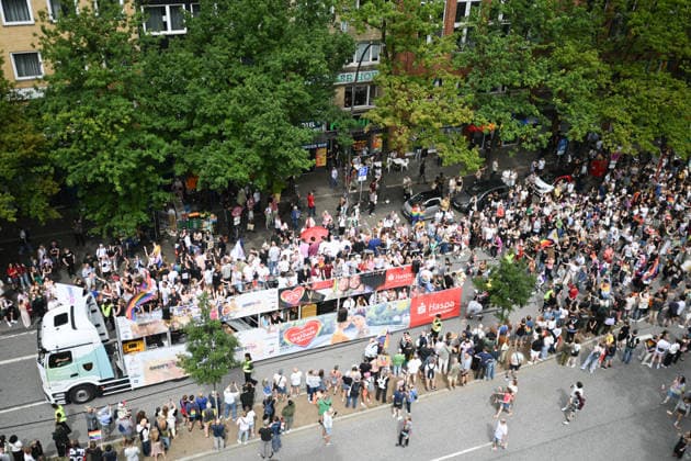 Christopher Street Day Hamburg 2026. Tausende Besucher beim CSD. Der Hamburger Christopher Street Day zieht bundesweit Aufmerksamkeit auf sich. Die Veranstalter erwarten Hunderttausende Teilnehmende. Mit 150 angemeldeten Gruppen ist es der bisher größte CSD in Hamburg, begleitet von einem erhöhten Sicherheitsaufgebot als im Vorjahr. Hamburg Niedersachsen Deutschland *** Christopher Street Day Hamburg 2026: Thousands of Visitors at CSD Hamburg’s Christopher Street Day is drawing nationwide attention. Organizers expect hundreds of thousands of participants. With 150 registered groups, it is the largest CSD in Hamburg to date, accompanied by a larger security presence than last year Hamburg Lower Saxony Germany Copyright: xdiebildwerftx