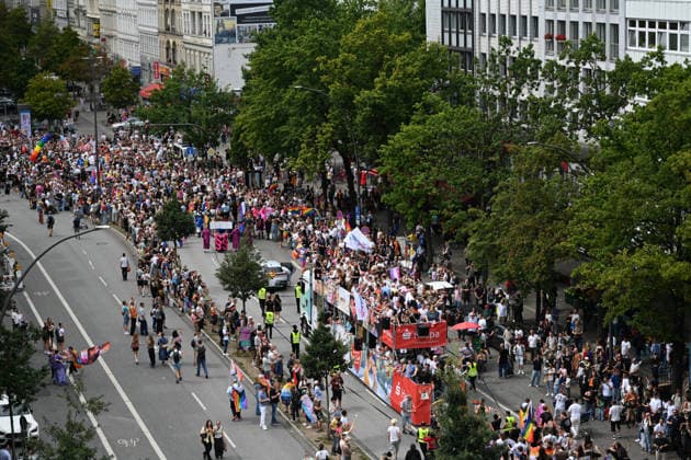 Christopher Street Day Hamburg 2026. Tausende Besucher beim CSD. Der Hamburger Christopher Street Day zieht bundesweit Aufmerksamkeit auf sich. Die Veranstalter erwarten Hunderttausende Teilnehmende. Mit 150 angemeldeten Gruppen ist es der bisher größte CSD in Hamburg, begleitet von einem erhöhten Sicherheitsaufgebot als im Vorjahr. Hamburg Niedersachsen Deutschland *** Christopher Street Day Hamburg 2026: Thousands of Visitors at CSD Hamburg’s Christopher Street Day is drawing nationwide attention. Organizers expect hundreds of thousands of participants. With 150 registered groups, it is the largest CSD in Hamburg to date, accompanied by a larger security presence than last year Hamburg Lower Saxony Germany Copyright: xdiebildwerftx