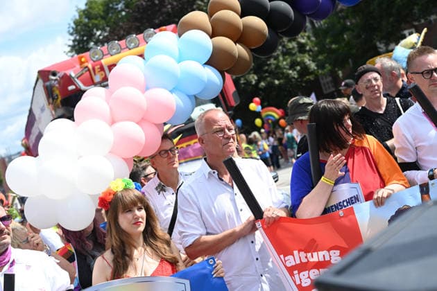 Christopher Street Day Hamburg 2026. Ricarda Lang 1,von li. Bundesvorsitzende von Bündnis 90 Die Grünen läuft beim CSD mit. Der Hamburger Christopher Street Day zieht bundesweit Aufmerksamkeit auf sich. Die Veranstalter erwarten Hunderttausende Teilnehmende. Mit 150 angemeldeten Gruppen ist es der bisher größte CSD in Hamburg, begleitet von einem erhöhten Sicherheitsaufgebot als im Vorjahr. Hamburg Niedersachsen Deutschland *** Christopher Street Day Hamburg 2026 Ricarda Lang 1,from the left: Federal Chair of Alliance 90 The Greens is participating in the CSD. Hamburg’s Christopher Street Day is drawing nationwide attention. Organizers expect hundreds of thousands of participants. With 150 registered groups, it is the largest CSD in Copyright: xdiebildwerftx