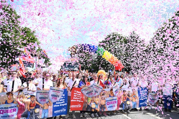 Christopher Street Day Hamburg 2026. Pünktlich um 12 Uhr wurde der CSD eröffnet. Der Hamburger Christopher Street Day zieht bundesweit Aufmerksamkeit auf sich. Die Veranstalter erwarten Hunderttausende Teilnehmende. Mit 150 angemeldeten Gruppen ist es der bisher größte CSD in Hamburg, begleitet von einem erhöhten Sicherheitsaufgebot als im Vorjahr. Hamburg Niedersachsen Deutschland *** Christopher Street Day Hamburg 2026: CSD kicked off right on time at 12 noon. Hamburg’s Christopher Street Day is drawing nationwide attention. Organizers expect hundreds of thousands of participants. With 150 registered groups, it is the largest CSD in Hamburg to date, accompanied by a larger security presence than last year Hamburg Lower Saxony Germa Copyright: xdiebildwerftx