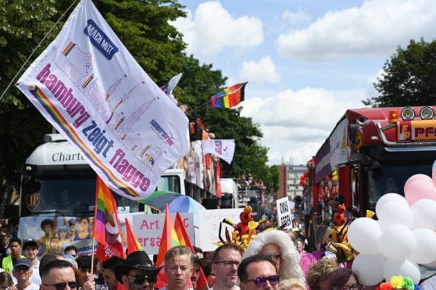 Christopher Street Day Hamburg 2026. Tausende Besucher beim CSD. Der Hamburger Christopher Street Day zieht bundesweit Aufmerksamkeit auf sich. Die Veranstalter erwarten Hunderttausende Teilnehmende. Mit 150 angemeldeten Gruppen ist es der bisher größte CSD in Hamburg, begleitet von einem erhöhten Sicherheitsaufgebot als im Vorjahr. Hamburg Niedersachsen Deutschland *** Christopher Street Day Hamburg 2026 Thousands of Visitors at CSD Hamburg’s Christopher Street Day is drawing nationwide attention. Organizers expect hundreds of thousands of participants. With 150 registered groups, it is the largest CSD in Hamburg to date, accompanied by a larger security presence than last year Hamburg Lower Saxony Germany Copyright: xdiebildwerftx