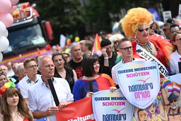 Christopher Street Day Hamburg 2026. Tausende Besucher beim CSD. Der Hamburger Christopher Street Day zieht bundesweit Aufmerksamkeit auf sich. Die Veranstalter erwarten Hunderttausende Teilnehmende. Mit 150 angemeldeten Gruppen ist es der bisher größte CSD in Hamburg, begleitet von einem erhöhten Sicherheitsaufgebot als im Vorjahr. Hamburg Niedersachsen Deutschland *** Christopher Street Day Hamburg 2026 Thousands of Visitors at CSD Hamburg’s Christopher Street Day is drawing nationwide attention. Organizers expect hundreds of thousands of participants. With 150 registered groups, it is the largest CSD in Hamburg to date, accompanied by a larger security presence than last year Hamburg Lower Saxony Germany Copyright: xdiebildwerftx