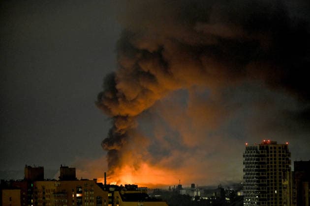 Russian troops strike Kyiv with ballistic missiles again A plume of thick black smoke rises from a fire caused by the impact of an overnight Russian missile attack, Kyiv, Ukraine, August 1, 2026., Credit:EVGEN_KOTENKO Ukrinform Avalon Ukraine, Kyiv  Copyright: xEVGEN_KOTENKOx xUkrinformx xAvalonx 1120085872