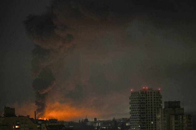 Russian troops strike Kyiv with ballistic missiles again A plume of thick black smoke rises from a fire caused by the impact of an overnight Russian missile attack, Kyiv, Ukraine, August 1, 2026., Credit:EVGEN_KOTENKO Ukrinform Avalon Ukraine, Kyiv  Copyright: xEVGEN_KOTENKOx xUkrinformx xAvalonx 1120085951