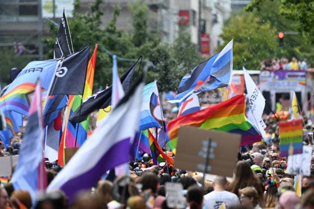 Christopher Street Day Hamburg 2026. Tausende Besucher beim CSD. Der Hamburger Christopher Street Day zieht bundesweit Aufmerksamkeit auf sich. Die Veranstalter erwarten Hunderttausende Teilnehmende. Mit 150 angemeldeten Gruppen ist es der bisher größte CSD in Hamburg, begleitet von einem erhöhten Sicherheitsaufgebot als im Vorjahr. Hamburg Niedersachsen Deutschland *** Christopher Street Day Hamburg 2026: Thousands of Visitors at CSD Hamburg’s Christopher Street Day is drawing nationwide attention. Organizers expect hundreds of thousands of participants. With 150 registered groups, it is the largest CSD in Hamburg to date, accompanied by a larger security presence than last year Hamburg Lower Saxony Germany Copyright: xdiebildwerftx