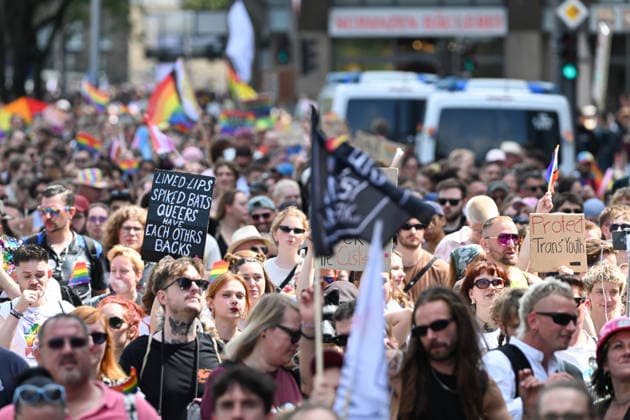 Christopher Street Day Hamburg 2026. Tausende Besucher beim CSD. Der Hamburger Christopher Street Day zieht bundesweit Aufmerksamkeit auf sich. Die Veranstalter erwarten Hunderttausende Teilnehmende. Mit 150 angemeldeten Gruppen ist es der bisher größte CSD in Hamburg, begleitet von einem erhöhten Sicherheitsaufgebot als im Vorjahr. Hamburg Niedersachsen Deutschland *** Christopher Street Day Hamburg 2026: Thousands of Visitors at CSD Hamburg’s Christopher Street Day is drawing nationwide attention. Organizers expect hundreds of thousands of participants. With 150 registered groups, it is the largest CSD in Hamburg to date, accompanied by a larger security presence than last year Hamburg Lower Saxony Germany Copyright: xdiebildwerftx