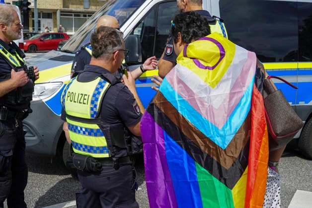 CNTV CSDHH- Polizisten im Einsattz Sicherheit auf der Strasse Strassenumzug beim Christopher Street Day Hamburg kurz CSD Hamburg, ist eine jaehrliche queere Demonstration in Hamburg 01.08.2026 Hamburg Deutschland *** CNTV CSDHH Police on duty Safety on the streets Street parade during Christopher Street Day Hamburg (CSD Hamburg for short), an annual queer demonstration in Hamburg August 1, 2026, Hamburg, Germany