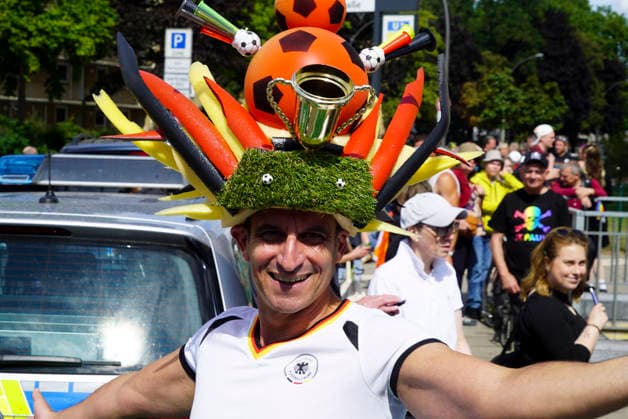 CNTV CSDHH- Bunte verkleidete Fussbal Fans Farben Spielfeld Teilnehmer auf der Strasse Strassenumzug beim Christopher Street Day Hamburg kurz CSD Hamburg, ist eine jaehrliche queere Demonstration in Hamburg 01.08.2026 Hamburg Deutschland *** CNTV CSDHH Colorful, costumed soccer fans in various colors on the field and on the street during the street parade at Christopher Street Day Hamburg (CSD Hamburg), an annual queer demonstration in Hamburg, August 1, 2026, Hamburg, Germany