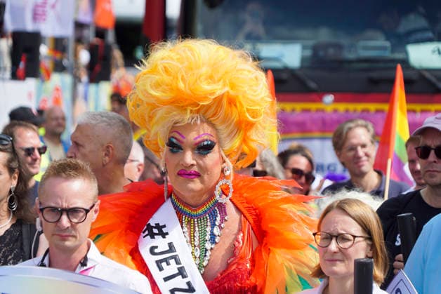CNTV CSDHH- Ricarda Lang Gruene Bundestagsabgeordnete Matthias Miersch (SPD), Vorsitzende der SPD-Bundestagsfraktion, Katharina Fegebank Gruene Zweite Bürgermeisterin Olivia Jones, Drag Queen, Teilnehmer auf der Strasse Strassenumzug beim Christopher Street Day Hamburg kurz CSD Hamburg, ist eine jaehrliche queere Demonstration in Hamburg 01.08.2026 Hamburg Deutschland *** CNTV CSDHH Ricarda Lang, Green Party Member of the Bundestag; Matthias Miersch, SPD, Chair of the SPD parliamentary group in the Bundestag; Katharina Fegebank (Greens), Deputy Mayor; Olivia Jones, drag queen; participants on the street during the street parade at Christopher Street Day Hamburg (CSD Hamburg for short), an annual queer demonstration in Hamburg, August 1,