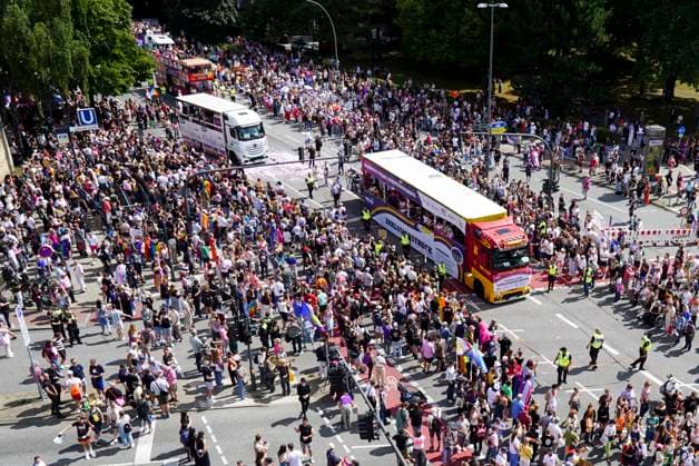 CNTV CSDHH-Blick von oben auf die Trucks und Teilnehmer Besucher auf der Strasse Strassenumzug beim Christopher Street Day Hamburg kurz CSD Hamburg, ist eine jaehrliche queere Demonstration in Hamburg 01.08.2026 Hamburg Deutschland *** CNTV CSDHH Aerial view of the trucks and participants; visitors on the street; street parade at Christopher Street Day Hamburg (CSD Hamburg for short), an annual queer demonstration in Hamburg, August 1, 2026, Hamburg, Germany