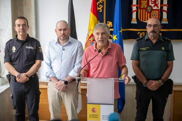 Marlaska Assesses the Migration Crisis in Ceuta Interior Minister Fernando Grande Marlaska 2i, accompanied by the Government Delegate in Ceuta, Miguel Ángel Pérez 2i, speaks to the media at the Government Delegation headquarters on August 1, 2026, in Ceuta, Spain. Marlaska met with the Government Delegate in Ceuta and with commanders of the State Security Forces to analyze the evolution of the migration crisis. AUGUST 1, 2026, Ceuta, Spain  Copyright: xMarcosxMorenox 7698265