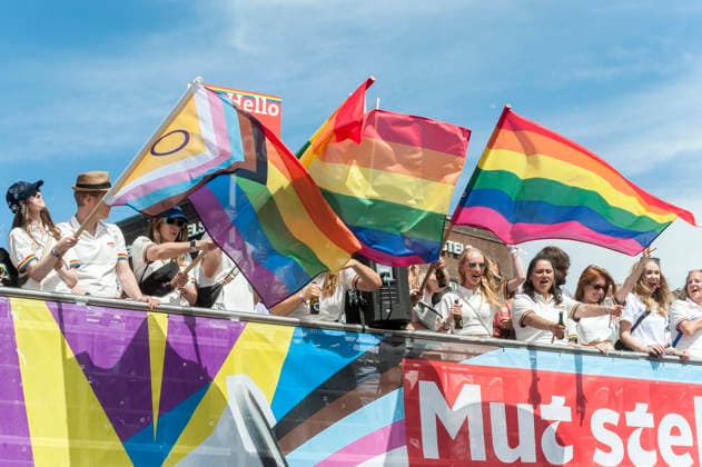 Teilnehmer auf Wagen 20260801ad176 20260801ad176 Christopher Street Day Hamburg 2026 CSD Pride Week, Vielfalt, Gleichberechtigung, Regenbogen, Akzeptanz, Toleranz, Menschenrechte, Solidarität, Sichtbarkeit, Community, Liebe, Freiheit, Protest, Aktivismus, Gleichstellung, Inklusion, Stolz, sexuelle Orientierung, Flagge, Fahne Diversität, LGBTQIA+, Zusammenhalt, Unterstützung, Pride-Bewegung, Hamburg Hamburg Deutschland Germany *** Participants on float 20260801ad176 20260801ad176 Christopher Street Day Hamburg 2026 CSD Pride Week, Diversity, Equality, Rainbow, Acceptance, Tolerance, Human Rights, Solidarity, Visibility, Community, Love, Freedom, Protest, Activism, Equity, Inclusion, Pride, Sexual Orientation, Flag, Diversity, LGBTQIA, Co Copyright: xAchimxDuwentästerx