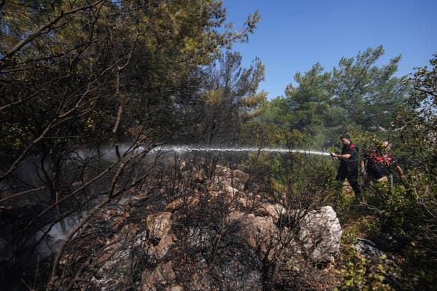 Firefighting efforts continue in Izmir??????? IZMIR, TURKIYE - AUGUST 01: Turkish General Directorate of Forestry teams and firefighters, supported by aircraft, fight a forest fire in the Tinaztepe neighborhood of Buca district in Izmir, Turkiye on August 01, 2026. Aerial and ground teams continue efforts to bring the blaze under control. Berkan Cetin Anadolu Izmir Turkey. Editorial use only. Please get in touch for any other usage.  Copyright: x2026xAnadoluxBerkanxCetinx