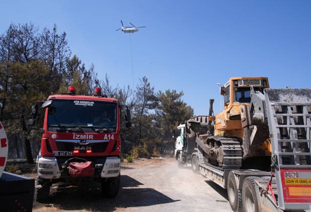 Firefighting efforts continue in Izmir IZMIR, TURKIYE - AUGUST 01: Turkish General Directorate of Forestry teams and firefighters, supported by aircraft, fight a forest fire in the Tinaztepe neighborhood of Buca district in Izmir, Turkiye on August 01, 2026. Aerial and ground teams continue efforts to bring the blaze under control. Berkan Cetin Anadolu Izmir Turkey. Editorial use only. Please get in touch for any other usage.  Copyright: x2026xAnadoluxBerkanxCetinx