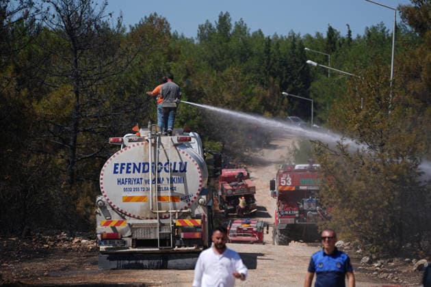 Firefighting efforts continue in Izmir IZMIR, TURKIYE - AUGUST 01: Turkish General Directorate of Forestry teams and firefighters, supported by aircraft, fight a forest fire in the Tinaztepe neighborhood of Buca district in Izmir, Turkiye on August 01, 2026. Aerial and ground teams continue efforts to bring the blaze under control. Citizens are also supporting the firefighting efforts. Berkan Cetin Anadolu Izmir Turkey. Editorial use only. Please get in touch for any other usage.  Copyright: x2026xAnadoluxBerkanxCetinx