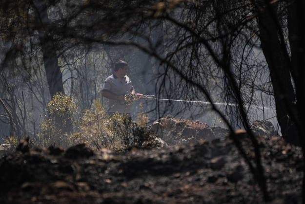 Firefighting efforts continue in Izmir IZMIR, TURKIYE - AUGUST 01: Turkish General Directorate of Forestry teams and firefighters, supported by aircraft, fight a forest fire in the Tinaztepe neighborhood of Buca district in Izmir, Turkiye on August 01, 2026. Aerial and ground teams continue efforts to bring the blaze under control. Berkan Cetin Anadolu Izmir Turkey. Editorial use only. Please get in touch for any other usage.  Copyright: x2026xAnadoluxBerkanxCetinx