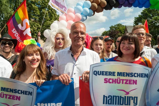Start der Demonstration 20260801ad933 20260801ad933 Christopher Street Day Hamburg 2026 CSD Pride Week, Vielfalt, Gleichberechtigung, Regenbogen, Akzeptanz, Toleranz, Menschenrechte, Solidarität, Sichtbarkeit, Community, Liebe, Freiheit, Protest, Aktivismus, Gleichstellung, Inklusion, Stolz, sexuelle Orientierung, Flagge, Fahne Diversität, LGBTQIA+, Zusammenhalt, Unterstützung, Pride-Bewegung, Ricarda Lang, Matthias Miersch (SPD), Hamburgs Zweite Bürgermeisterin Katharina Fegebank (Grüne) Hamburg Hamburg Deutschland Germany *** Start of the demonstration 20260801ad933 20260801ad933 Christopher Street Day Hamburg 2026 CSD Pride Week, diversity, equality, rainbow, acceptance, tolerance, human rights, solidarity, visibility, community, Copyright: xAchimxDuwentästerx