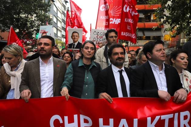 Protest Against Court Ruling in Istanbul ISTANBUL, Türkiye May 24, 2026: Üsküdar Mayor Sinem DedetaÅü takes part in a march in KadÄ±köy protesting a court™s absolute nullity ruling concerning decisions adopted at a CHP party congress. The ruling temporarily removed CHP Chairman Özgür Özel and the party™s current leadership from their positions, while ordering the return of former Chairman Kemal KÄ±lÄ±cdaroÄülu and the previous leadership. Istanbul Türkiye Copyright: x xDilaraxAcÄ±kgözx xJNAxPressx