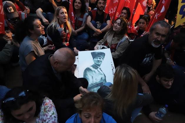 Protest Against Court Ruling in Istanbul ISTANBUL, Türkiye May 24, 2026: Supporters of the Republican People™s Party (CHP) gather in KadÄ±köy to protest a court™s absolute nullity ruling concerning decisions adopted at a CHP party congress and to show support for CHP Chairman Özgür Özel. The ruling temporarily removed the party™s current leadership while ordering the return of former Chairman Kemal KÄ±lÄ±cdaroÄülu and the previous leadership. Istanbul Türkiye Copyright: x xDilaraxAcÄ±kgözx xJNAxPressx