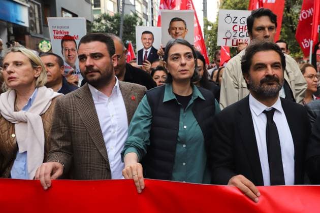 Protest Against Court Ruling in Istanbul ISTANBUL, Türkiye May 24, 2026: Üsküdar Mayor Sinem DedetaÅü takes part in a march in KadÄ±köy protesting a court™s absolute nullity ruling concerning decisions adopted at a CHP party congress. The ruling temporarily removed CHP Chairman Özgür Özel and the party™s current leadership from their positions, while ordering the return of former Chairman Kemal KÄ±lÄ±cdaroÄülu and the previous leadership. Istanbul Türkiye Copyright: x xDilaraxAcÄ±kgözx xJNAxPressx