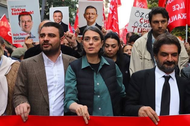Protest Against Court Ruling in Istanbul ISTANBUL, Türkiye May 24, 2026: Üsküdar Mayor Sinem DedetaÅü takes part in a march in KadÄ±köy protesting a court™s absolute nullity ruling concerning decisions adopted at a CHP party congress. The ruling temporarily removed CHP Chairman Özgür Özel and the party™s current leadership from their positions, while ordering the return of former Chairman Kemal KÄ±lÄ±cdaroÄülu and the previous leadership. Istanbul Türkiye Copyright: x xDilaraxAcÄ±kgözx xJNAxPressx