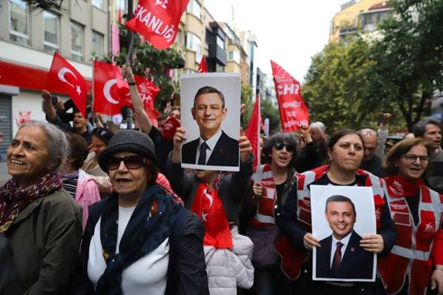 Protest Against Court Ruling in Istanbul ISTANBUL, Türkiye May 24, 2026: Supporters of the Republican People™s Party (CHP) gather in KadÄ±köy to protest a court™s absolute nullity ruling concerning decisions adopted at a CHP party congress and to show support for CHP Chairman Özgür Özel. The ruling temporarily removed the party™s current leadership while ordering the return of former Chairman Kemal KÄ±lÄ±cdaroÄülu and the previous leadership. Istanbul Türkiye Copyright: x xDilaraxAcÄ±kgözx xJNAxPressx