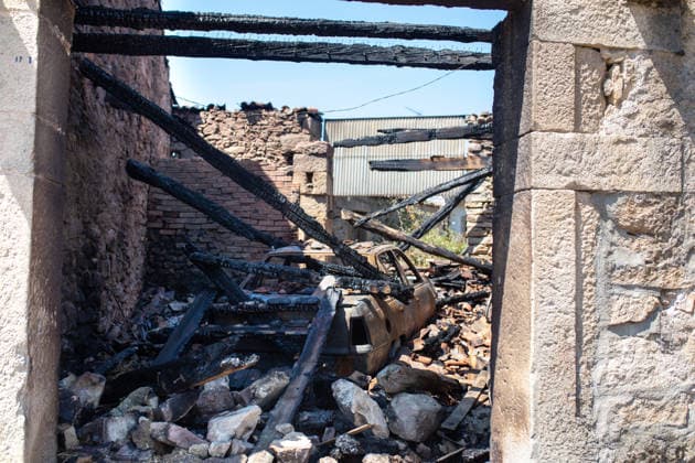 The situation with the Fermoselle, Zamora wildfire is improving and has been downgraded to severity level 1, although heat and wind will complicate matters this afternoon. Homes destroyed by a wildfire, as of August 1, 2026, in Mámoles, Zamora, Castile and León, Spain. The situation with the forest fire in Fermoselle, Zamora, is more favorable this Saturday than it was the previous day thanks to the efforts made overnight, aided by relative humidity of nearly 80 percent, which has led the regional government to lower its severity rating to Potential Severity Index (IGR) Level 1, although the weather forecast for the afternoon is once again unfavorable for firefighting efforts. Throughout the day, residents of most towns are expected to ret  Copyright: xPalomaxV.xEscarpax 7698335