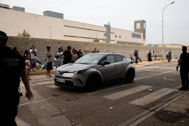 Beni Enzar Border Reopens After 36-Hour Closure MELILLA, SPAIN AUGUST 1, 2026: The Beni Enzar border crossing between Spain and Morocco reopened gradually on Friday morning after remaining closed following recent migrant crossing attempts. Under a coordinated plan agreed by the Spanish and Moroccan authorities, access is being restored progressively to ease congestion affecting more than 2,000 vehicles taking part in Operation Crossing the Strait (OPE) 2026, which have been waiting to cross since Thursday, while additional ferry services continue to arrive in Melilla. Hundreds of pedestrians also remain queued at the border crossing, waiting to enter Morocco on foot. The operation allows groups of around 20 vehicles to enter the border Copyright: x xMohaxBelkasenx xJNAxPressx
