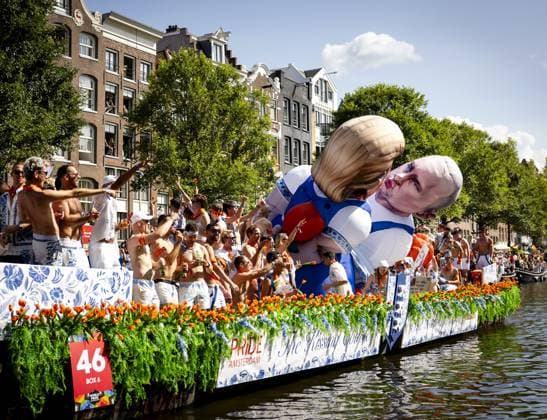 AMSTERDAM - A kissing Donald Trump and Vladimir Putin on a participating boat during the Canal Parade. The boat parade is traditionally part of the Pride celebrations in the capital. SEM VAN DER WAL ANP netherlands out - belgium out  Copyright: xx x564692822x originalFilename: 564692822.jpg
