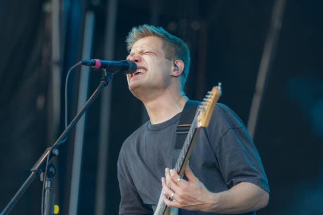 Green Juice Festival 2026 - BRUCHBUDE JONAS (Gesang, Gitarre) - Die Dortmunder Indie-Pop Band Bruchbude beim Open Air Live Auftritt auf der Mainstage beim Green Juice Festival im Park Neu-Vilich in Bonn Bonn Neu-Vilich Nordrhein-Westfalen Deutschland *** Green Juice Festival 2026 BRUCHBUDE JONAS Vocals, Guitar The Dortmund-based indie pop band Bruchbude performing live outdoors on the main stage at the Green Juice Festival in Park Neu Vilich in Bonn, Bonn Neu Vilich, North Rhine-Westphalia, Germany Copyright: xMarcxJohnx