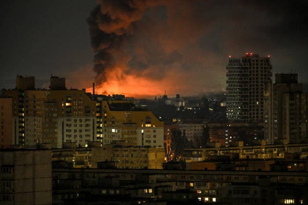 Russian troops strike Kyiv with ballistic missiles again A plume of thick black smoke rises from a fire caused by the impact of an overnight missile attack in Kyiv, Ukraine, on August 1, 2026. Kyiv Ukraine  Copyright: xEVGEN_KOTENKOx originalFilename: ukrinform-russiant260801_npSbR.jpg