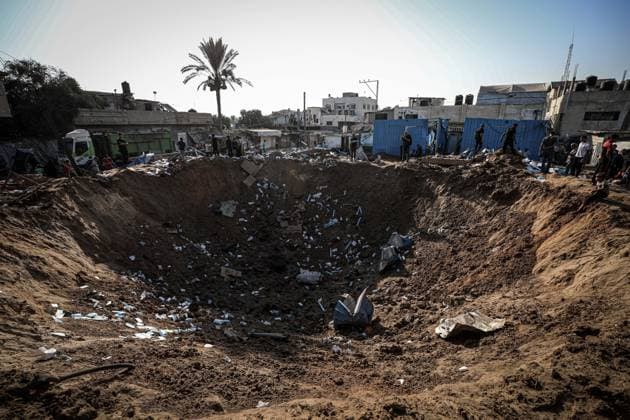 Aftermath of Israeli Airstrike In Gaza Displaced Palestinians inspect the destruction following an Israeli airstrike that targeted the nearby medical supplies and pharmaceuticals warehouse of Al-Aqsa Martyrs Hospital, in Deir al-Balah, central Gaza Strip on August 1, 2026. Hamas said on July 31, 2026, it had agreed to a deal that includes handing over its weapons to a Palestinian governing committee and the gradual withdrawal of Israeli forces from the Gaza Strip. Israel has yet to officially comment on the announcement. Gaza Palestine  Copyright: xMajdixFathix originalFilename: fathi-notitle260801_npEnC.jpg