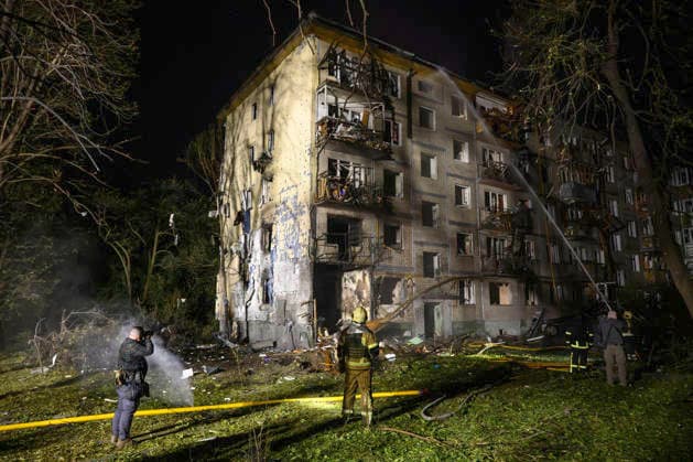 Russian Ballistic Missile Strike On A Residential Building In Kyiv, Ukraine Emergency responders work at the site of a Russian ballistic missile strike on a residential building in Kyiv, Ukraine, on August 1, 2026. Overnight, Russia launched 32 missiles, the majority of them ballistic, targeting the Ukrainian capital. According to local authorities, nine people were killed and at least 30 others were injured. Kyiv Ukraine  Copyright: xMaxymxMarusenkox originalFilename: musiienko-notitle260801_nppN1.jpg