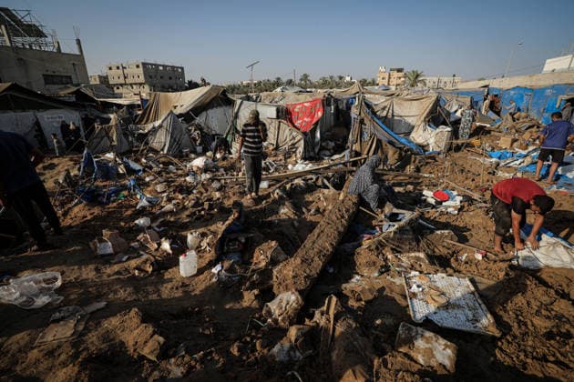 Aftermath of Israeli Airstrike In Gaza Displaced Palestinians inspect the destruction following an Israeli airstrike that targeted the nearby medical supplies and pharmaceuticals warehouse of Al-Aqsa Martyrs Hospital, in Deir al-Balah, central Gaza Strip on August 1, 2026. Hamas said on July 31, 2026, it had agreed to a deal that includes handing over its weapons to a Palestinian governing committee and the gradual withdrawal of Israeli forces from the Gaza Strip. Israel has yet to officially comment on the announcement. Gaza Palestine  Copyright: xMajdixFathix originalFilename: fathi-notitle260801_np1s7.jpg