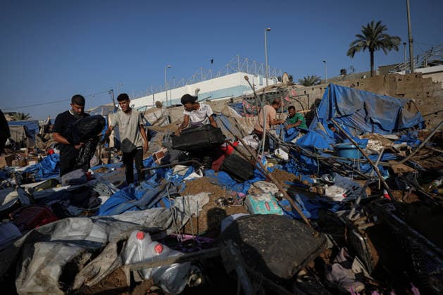 Aftermath of Israeli Airstrike In Gaza Displaced Palestinians inspect the destruction following an Israeli airstrike that targeted the nearby medical supplies and pharmaceuticals warehouse of Al-Aqsa Martyrs Hospital, in Deir al-Balah, central Gaza Strip on August 1, 2026. Hamas said on July 31, 2026, it had agreed to a deal that includes handing over its weapons to a Palestinian governing committee and the gradual withdrawal of Israeli forces from the Gaza Strip. Israel has yet to officially comment on the announcement. Gaza Palestine  Copyright: xMajdixFathix originalFilename: fathi-notitle260801_np5Gs.jpg