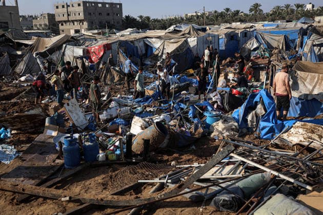Aftermath of Israeli Airstrike In Gaza Displaced Palestinians inspect the destruction following an Israeli airstrike that targeted the nearby medical supplies and pharmaceuticals warehouse of Al-Aqsa Martyrs Hospital, in Deir al-Balah, central Gaza Strip on August 1, 2026. Hamas said on July 31, 2026, it had agreed to a deal that includes handing over its weapons to a Palestinian governing committee and the gradual withdrawal of Israeli forces from the Gaza Strip. Israel has yet to officially comment on the announcement. Gaza Palestine  Copyright: xMajdixFathix originalFilename: fathi-notitle260801_npfde.jpg