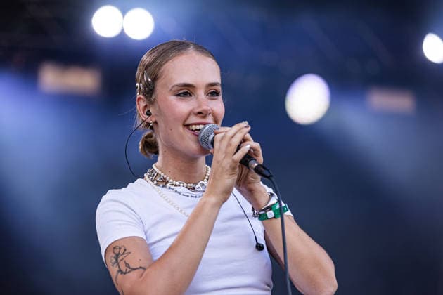 Green Juice Festival Bonn, 1.8.2026 Paula Engels auf dem Green Juice Festival -- Das Green Juice Festival in Bonn feiert 2026 seinen 18. Geburtstag. Vom kleinen Privatkonzert hat es sich inzwischen zu einer festen Größe im Bonner Veranstaltungskalender gemausert. Das Festival findet an zwei Tagen im Park von Bonn-Beuel-Vilich statt. Es gibt eine große Bühne, den 1Live-Sektor-Bus und eine Newcomer-Stage. Bonn Park Neu-Vilich NRW Deutschland *** Green Juice Festival Bonn, August 1, 2026: Paula Engels at the Green Juice Festival. The Green Juice Festival in Bonn will celebrate its 18th anniversary in 2026. What started as a small private concert has since grown into a staple of Bonn’s event calendar. The festival takes place over two day Copyright: xSebastianxDerixx